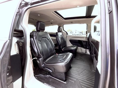 Used 2020 Chrysler Pacifica Limited FWD image 18