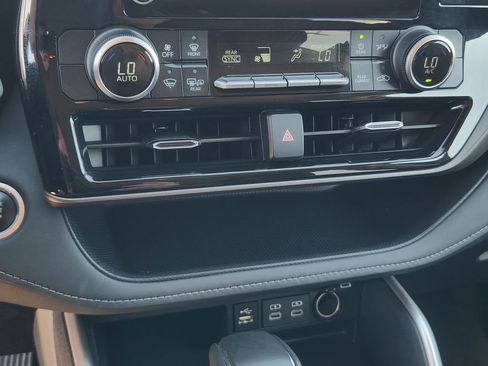 Used 2024 Toyota Highlander AWD image 19