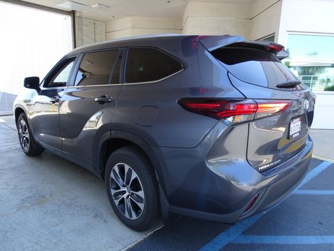 Used 2024 Toyota Highlander XLE image 4