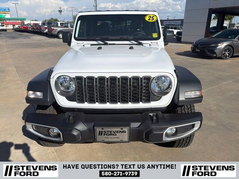Used 2025 Jeep Gladiator Sport AWD/4WD image 11