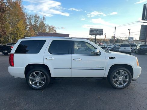 Used 2014 Cadillac Escalade Luxury image 4