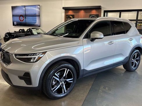 Used 2025 Volvo XC40 B5 Core image 1