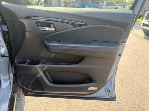 Used 2022 Honda Pilot Touring image 11