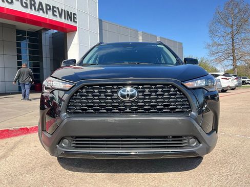 Used 2025 Toyota Corolla Cross LE image 3