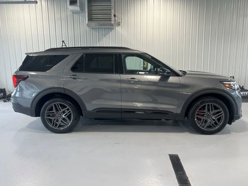 Used 2025 Ford Explorer ST-Line w/ ST-Line Street Pack AWD/4WD image 2