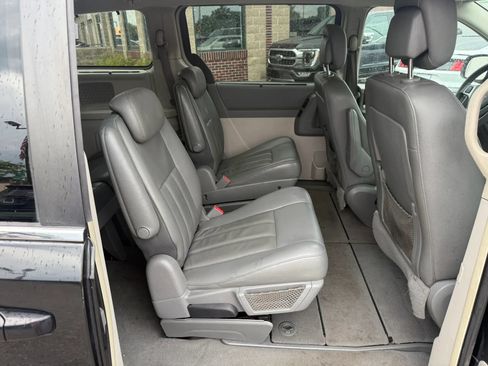 Used 2010 Chrysler Town & Country Touring FWD image 27