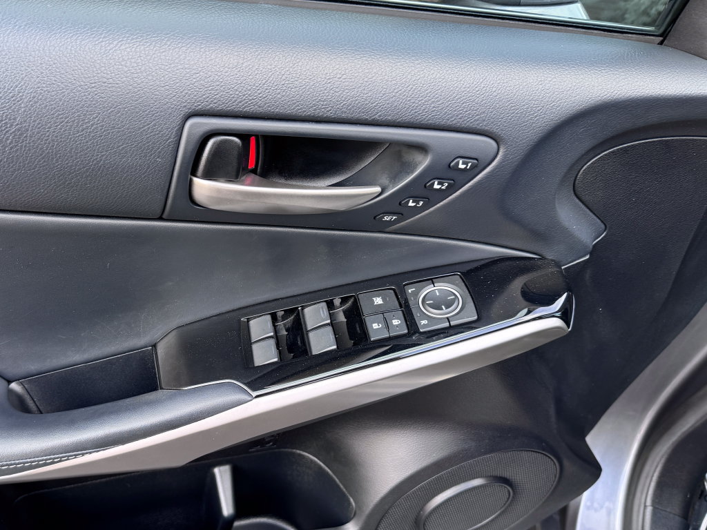 Used 2019 Lexus IS 300 AWD image 17