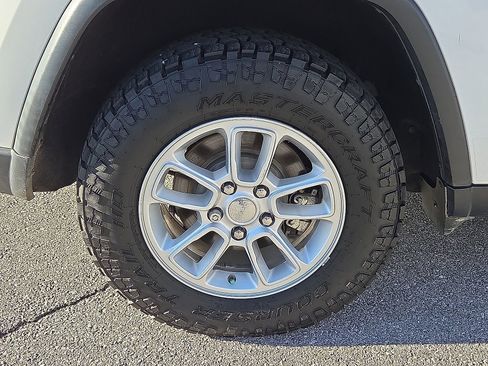 Used 2018 Jeep Grand Cherokee Laredo image 7