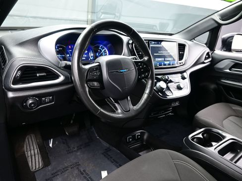 Used 2021 Chrysler Pacifica Touring w/ Uconnect Theater Family Group image 13