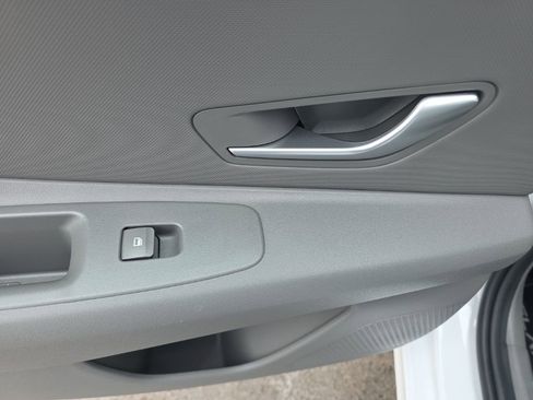 Used 2025 Hyundai Elantra Blue image 30