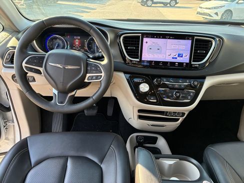 Used 2024 Chrysler Pacifica Touring-L FWD image 4
