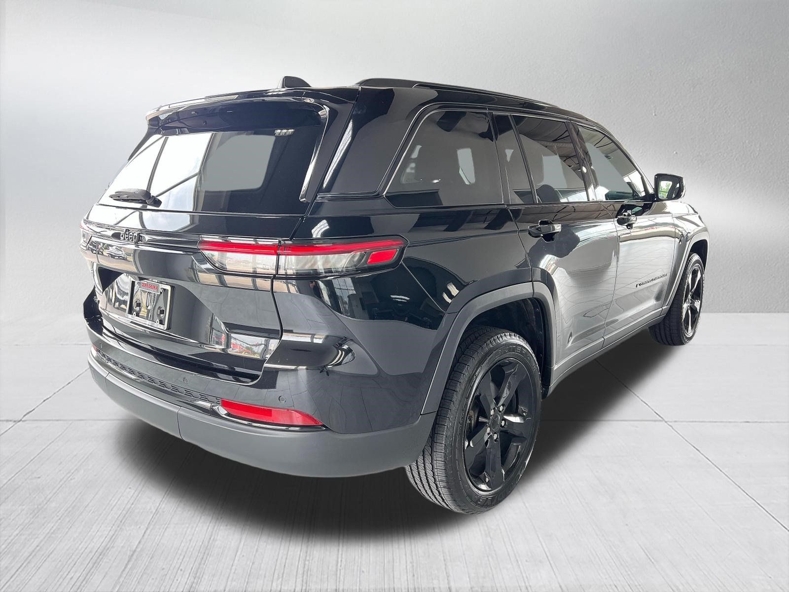 Used 2023 Jeep Grand Cherokee Altitude AWD/4WD image 4