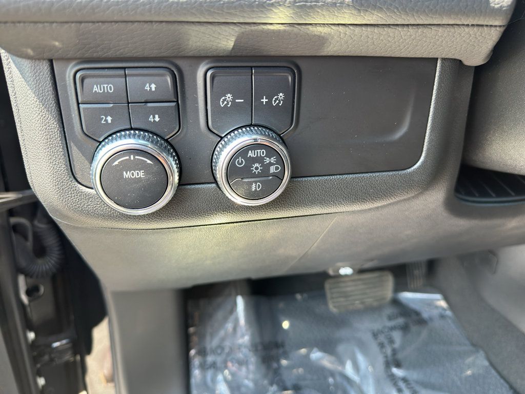 Used 2024 GMC Yukon Denali AWD/4WD image 17