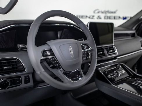 Used 2021 Lincoln Navigator Reserve image 28