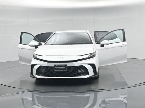 Used 2025 Toyota Camry SE FWD image 33