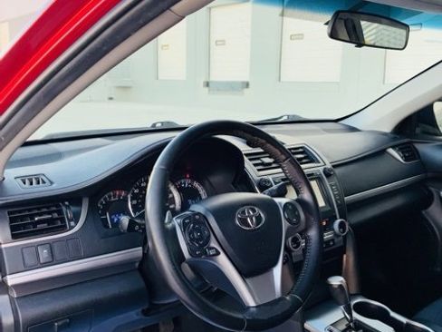 Used 2014 Toyota Camry L image 11