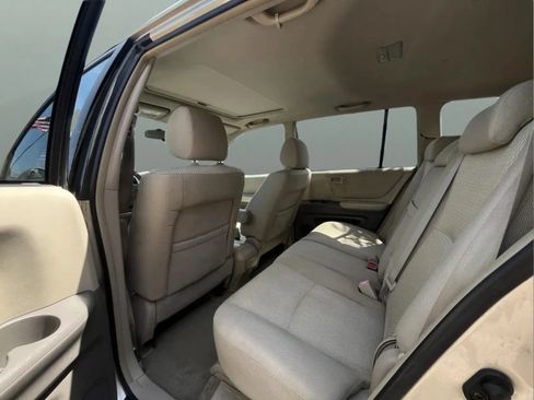 Used 2005 Toyota Highlander 4WD V6 w/ 3rd Row image 6