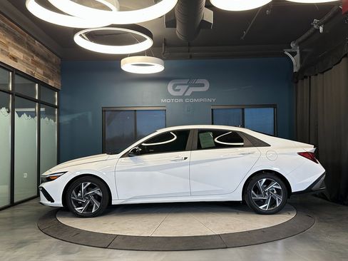 Used 2025 Hyundai Elantra Sport image 6