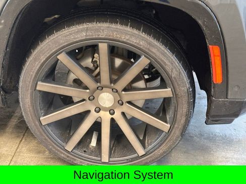 Used 2022 Jeep Wagoneer Series III w/ Premium Group I AWD/4WD image 2