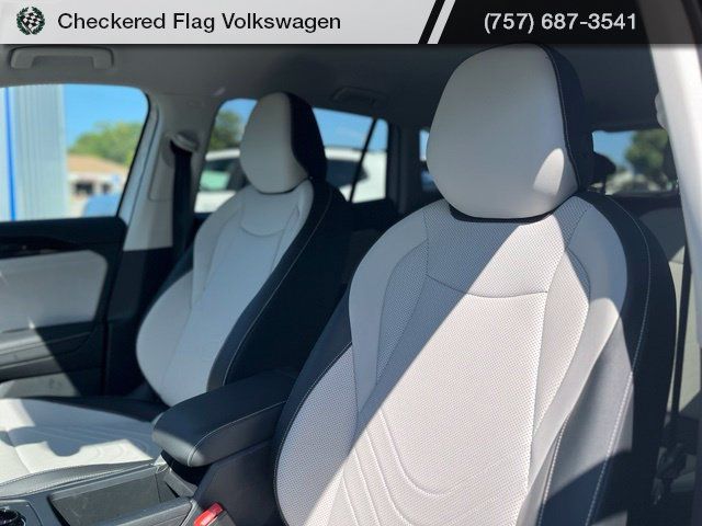 Used 2025 Volkswagen Tiguan SE FWD image 19