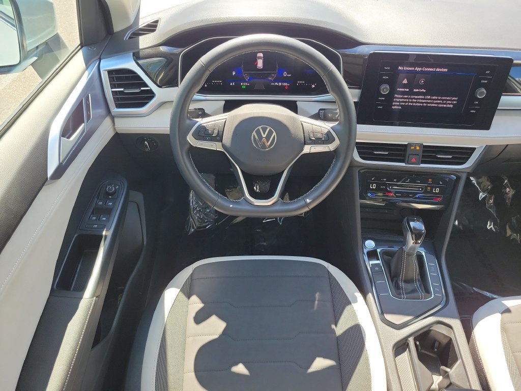 Used 2025 Volkswagen Taos SE w/ Panoramic Sunroof Package FWD image 14