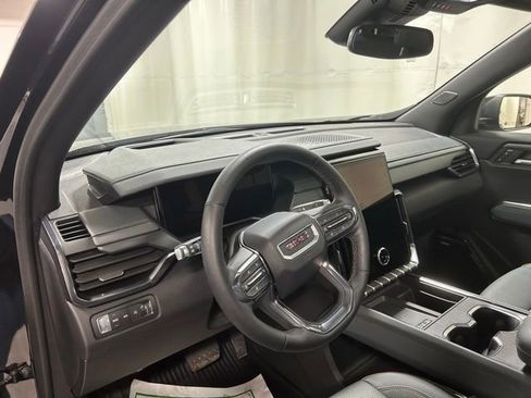 Used 2024 GMC Acadia AT4 w/ Luxury Package image 9