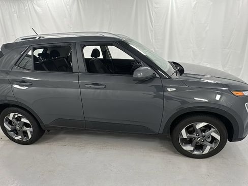 Used 2025 Hyundai Venue SEL image 2