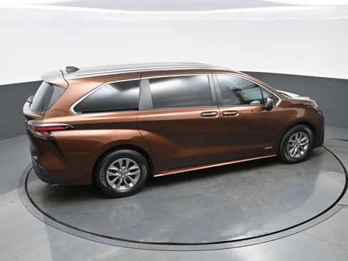Used 2021 Toyota Sienna LE image 21