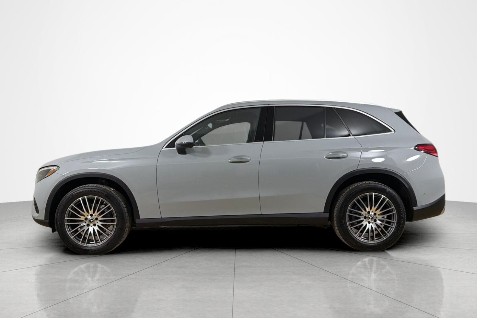 Used 2026 Mercedes-Benz GLC 300 image 2