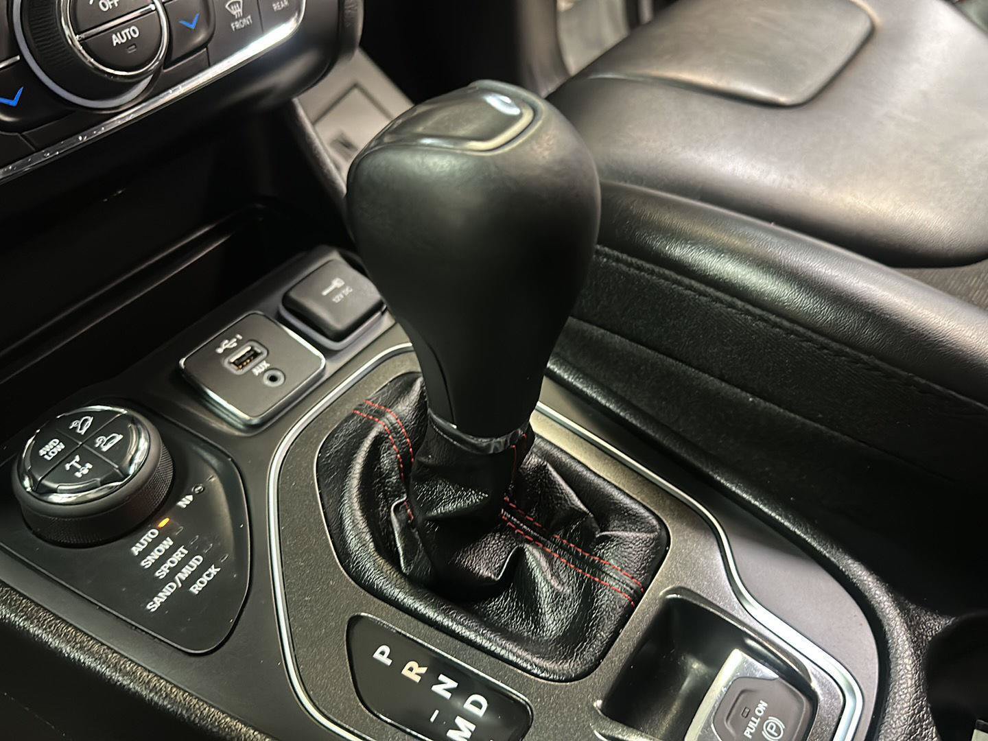 Used 2020 Jeep Cherokee Trailhawk w/ Comfort/Convenience Group AWD/4WD image 24
