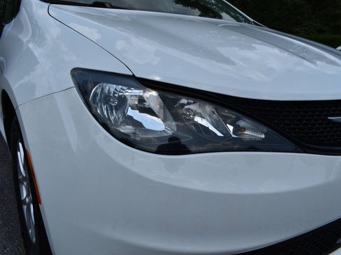 Used 2022 Chrysler Voyager LX FWD image 36