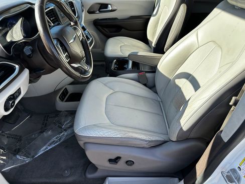 Used 2018 Chrysler Pacifica Touring-L image 9