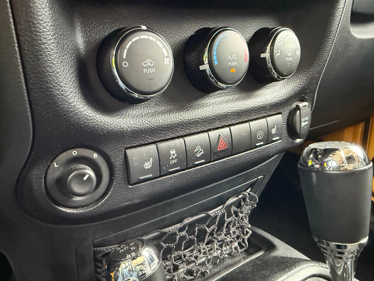 Used 2015 Jeep Wrangler Unlimited Rubicon w/ Connectivity Group AWD/4WD image 16