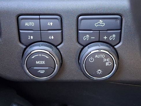 Used 2024 Chevrolet Silverado 1500 LT image 24