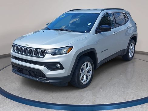 Used 2024 Jeep Compass Latitude AWD/4WD image 1