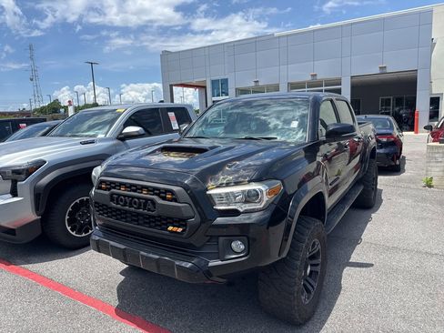 Used 2016 Toyota Tacoma TRD Sport AWD/4WD image 1