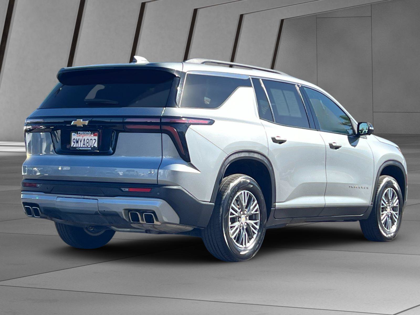 Used 2024 Chevrolet Traverse LT FWD image 4