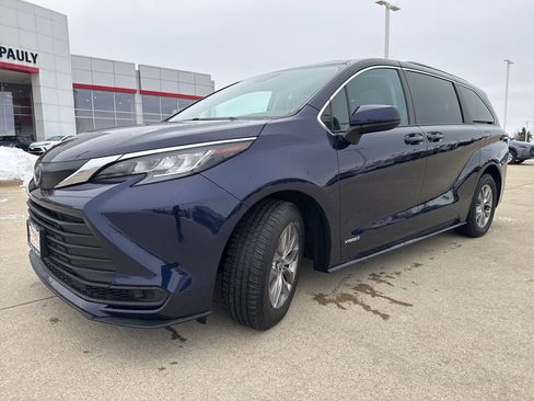 Used 2021 Toyota Sienna LE w/ LE Plus Package image 7
