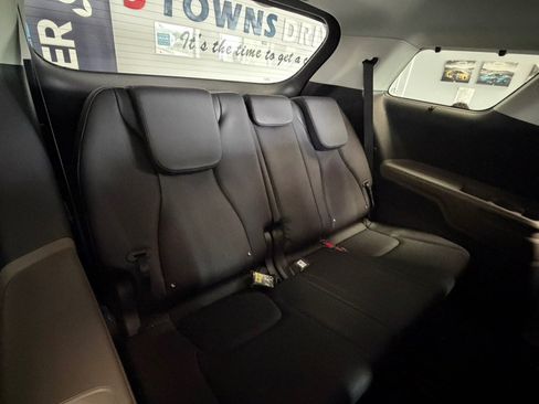 Used 2025 Kia Carnival EX FWD image 35