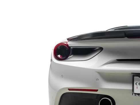 Used 2018 Ferrari 488 GTB RWD image 12