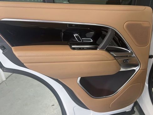 Used 2025 Land Rover Range Rover SE image 12