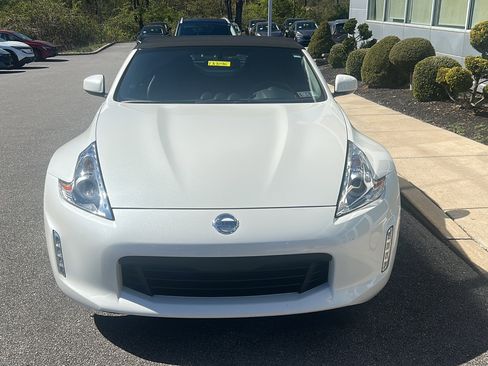 Used 2016 Nissan 370Z Touring image 2