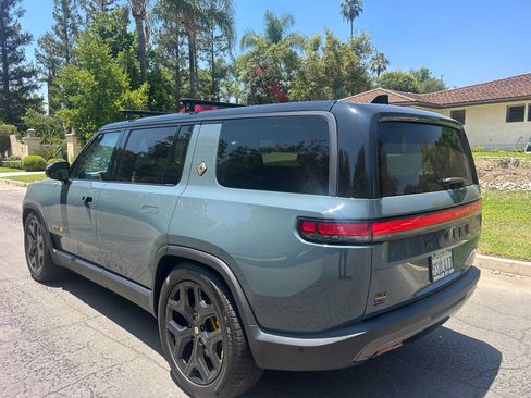 Used 2025 Rivian R1S Premium AWD/4WD image 7