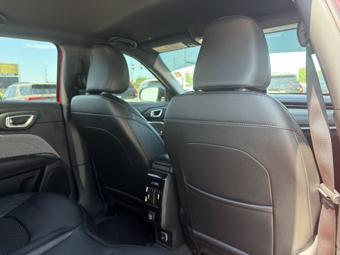 Used 2025 Jeep Compass Latitude AWD/4WD image 16