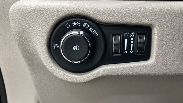 Used 2024 Chrysler Pacifica Touring-L FWD image 31