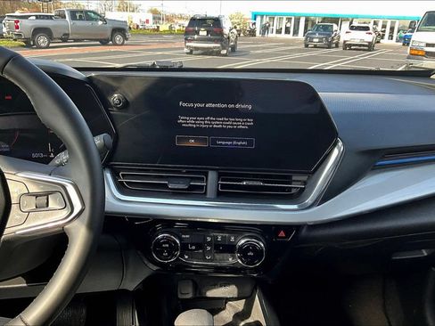 Used 2025 Chevrolet Trax LT w/ Sunroof Package FWD image 12