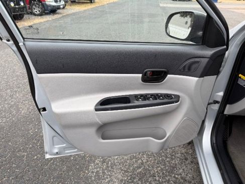 Used 2010 Hyundai Accent GLS w/ Premium Pkg 4 image 9