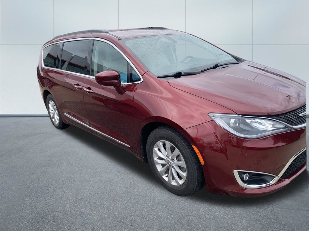 Used 2017 Chrysler Pacifica Touring-L FWD image 2