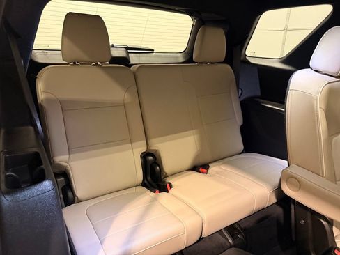 Used 2023 Chevrolet Traverse Premier FWD image 38