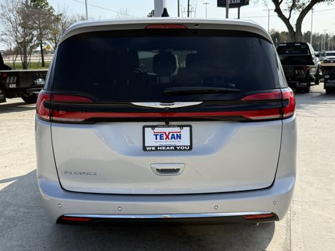 New 2026 Chrysler Pacifica Select image 6